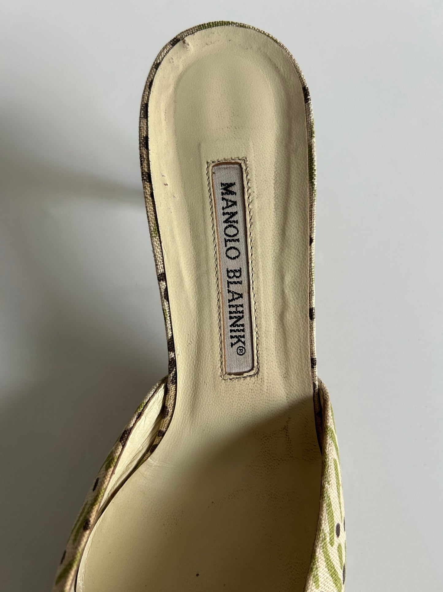 Designer Vintage Manolo Blahnik Printed Canvas Bow Mules Floral Pointed Toe Heels Made in Italy