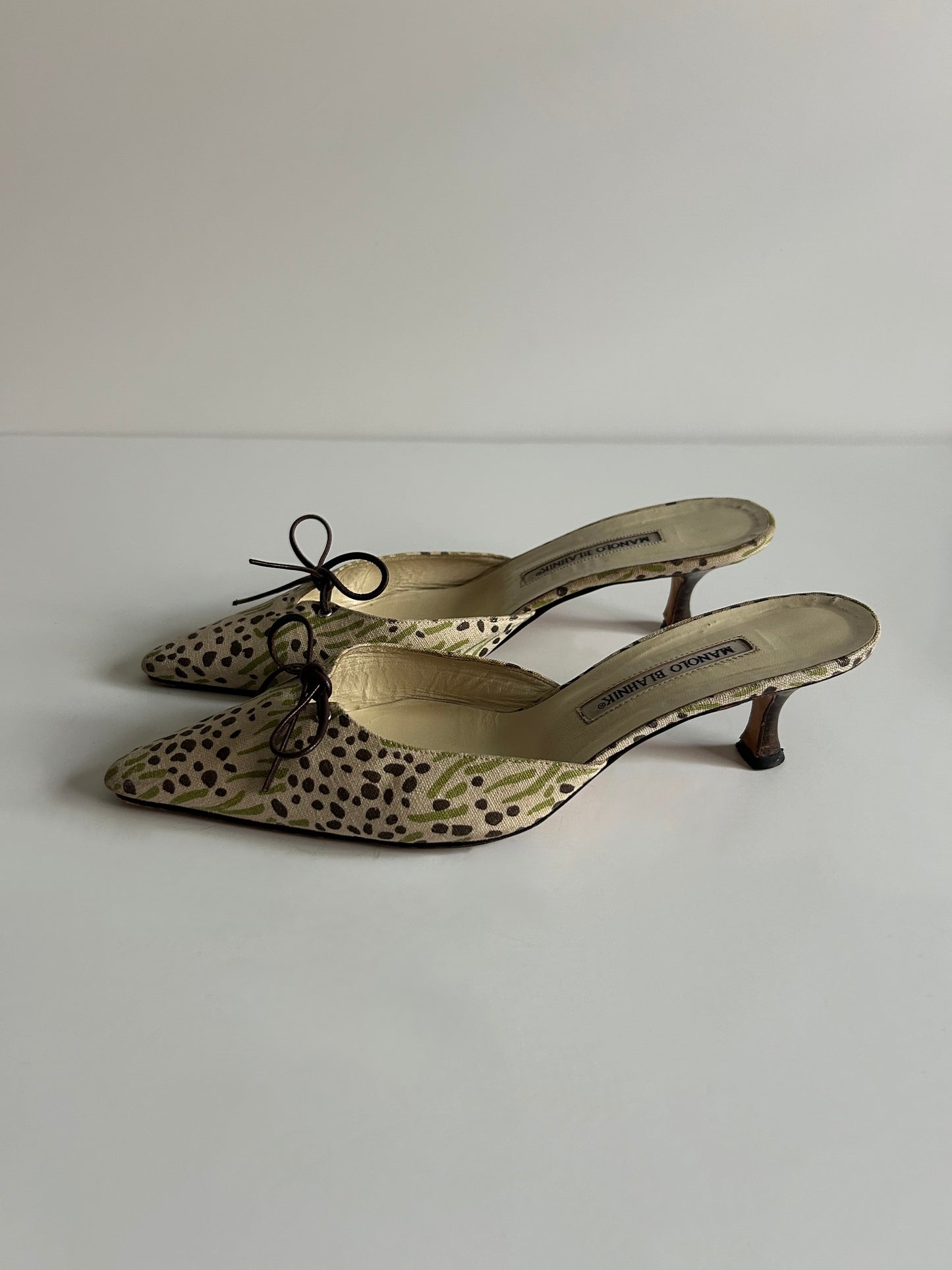 Designer Vintage Manolo Blahnik Printed Canvas Bow Mules Floral Pointed Toe Heels Made in Italy