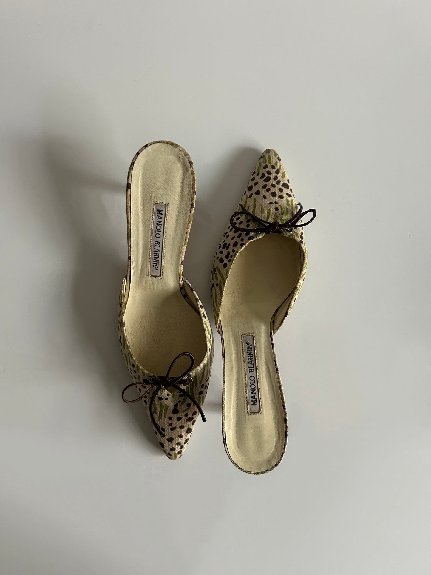 Designer Vintage Manolo Blahnik Printed Canvas Bow Mules Floral Pointed Toe Heels Made in Italy