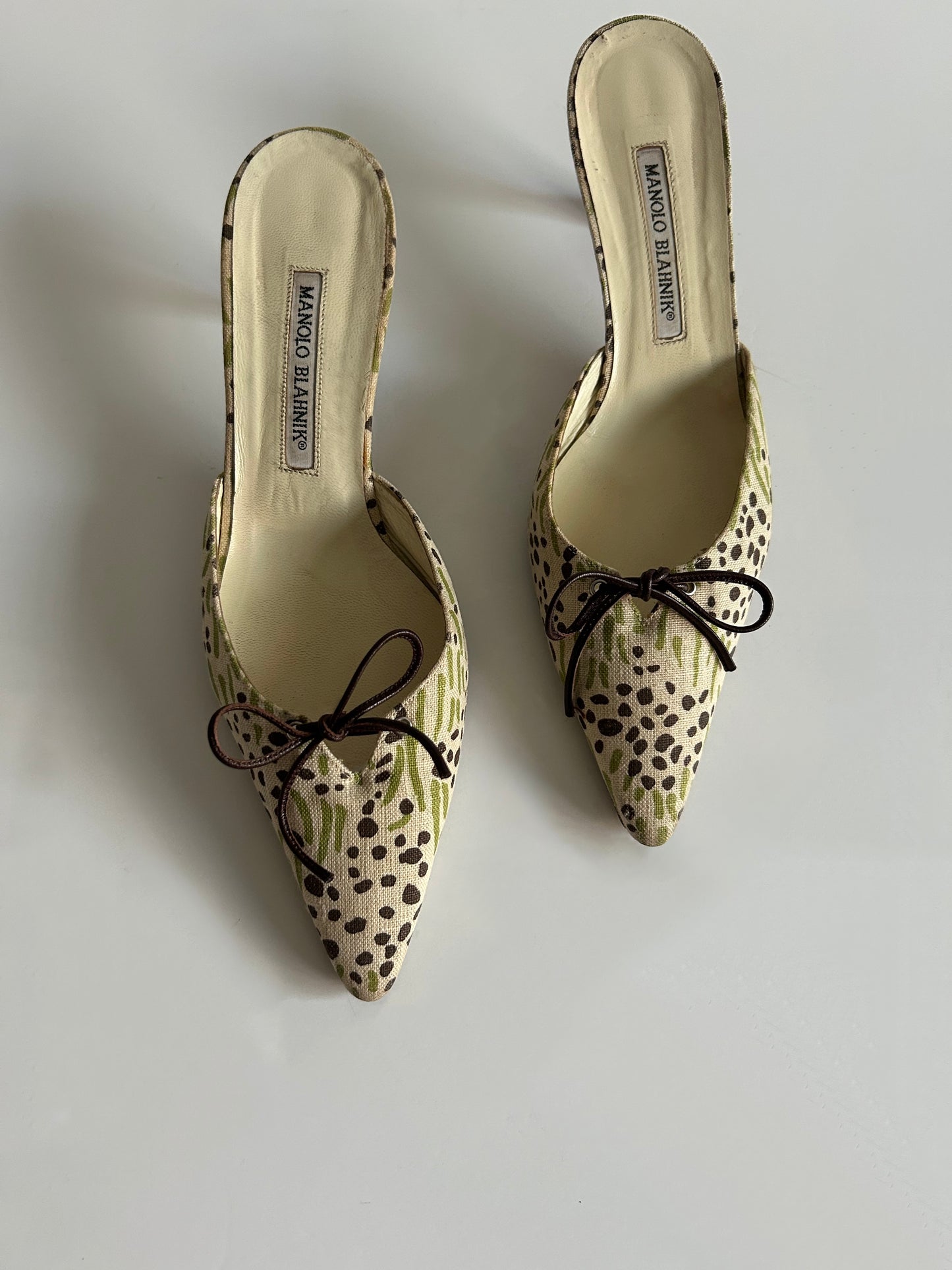 Designer Vintage Manolo Blahnik Printed Canvas Bow Mules Floral Pointed Toe Heels Made in Italy