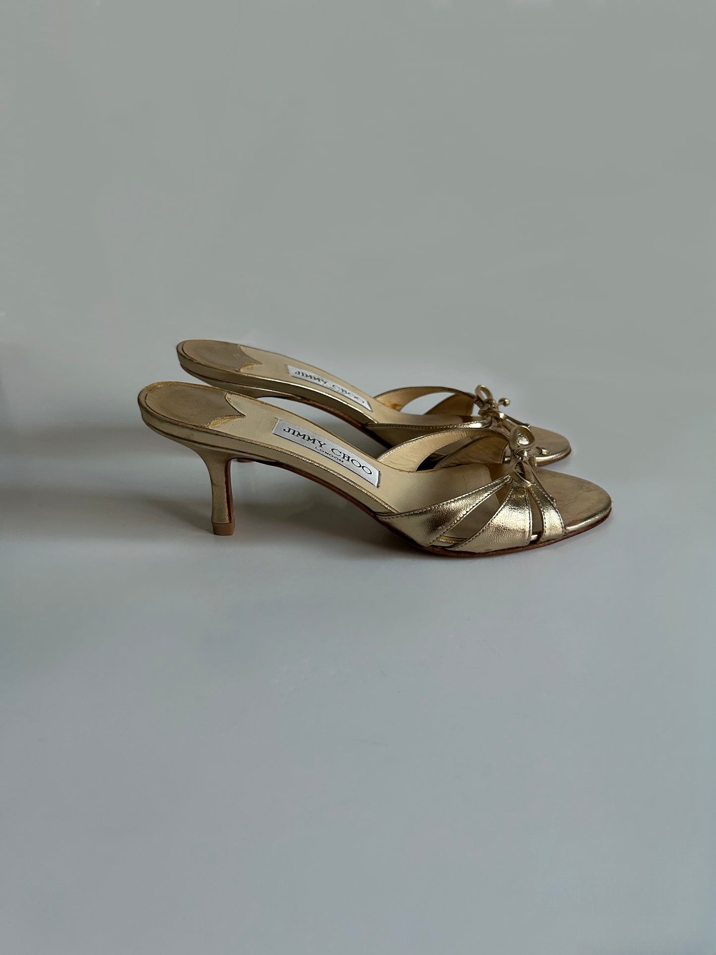 Designer Vintage Jimmy Choo London Gold Metallic Bow Sandals Size 35 Y2K Heels