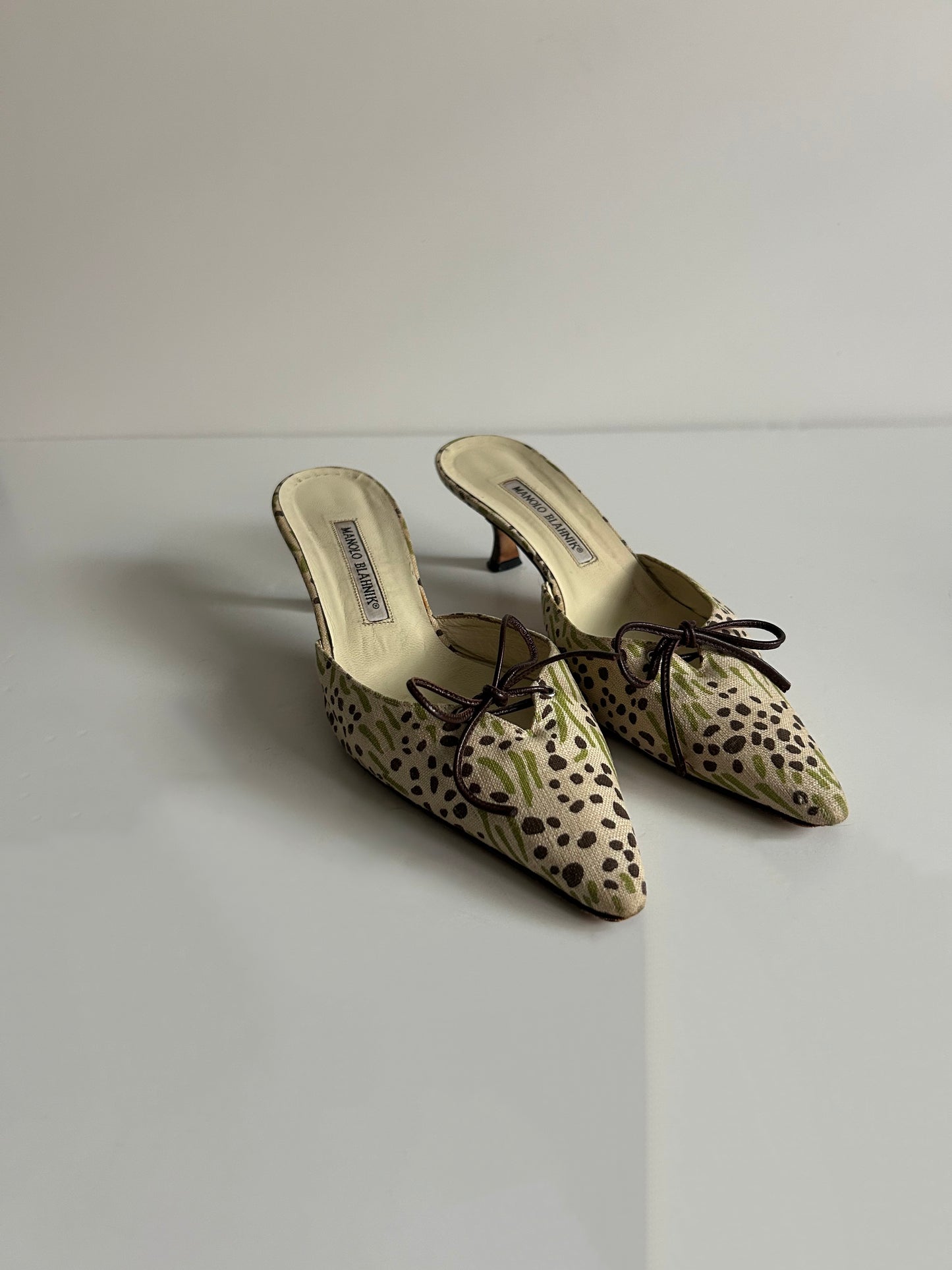 Designer Vintage Manolo Blahnik Printed Canvas Bow Mules Floral Pointed Toe Heels Made in Italy