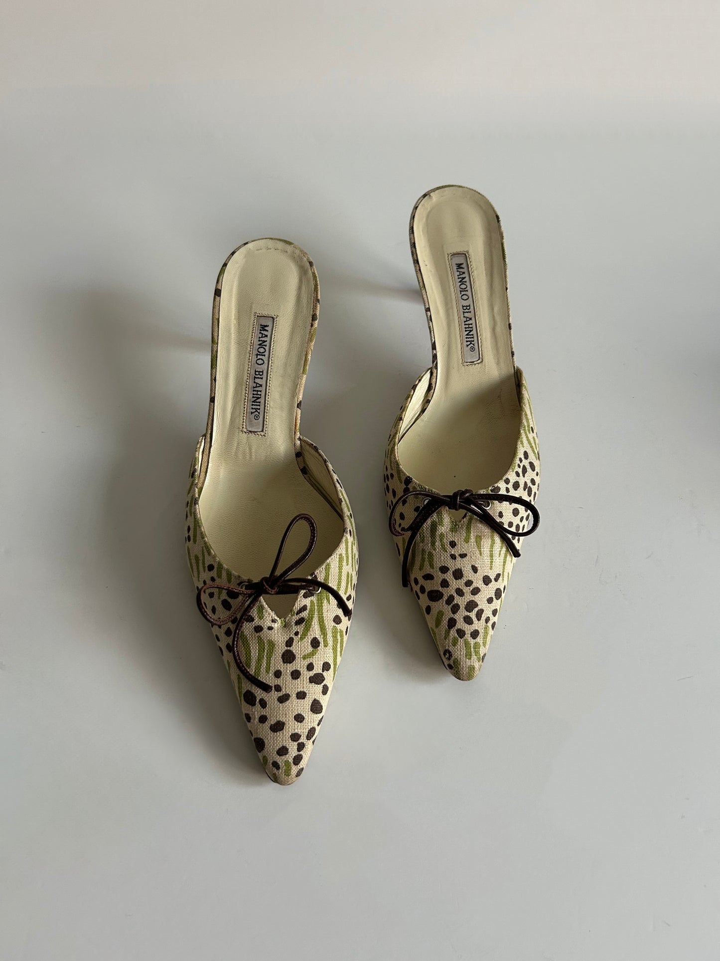 Designer Vintage Manolo Blahnik Printed Canvas Bow Mules Floral Pointed Toe Heels Made in Italy