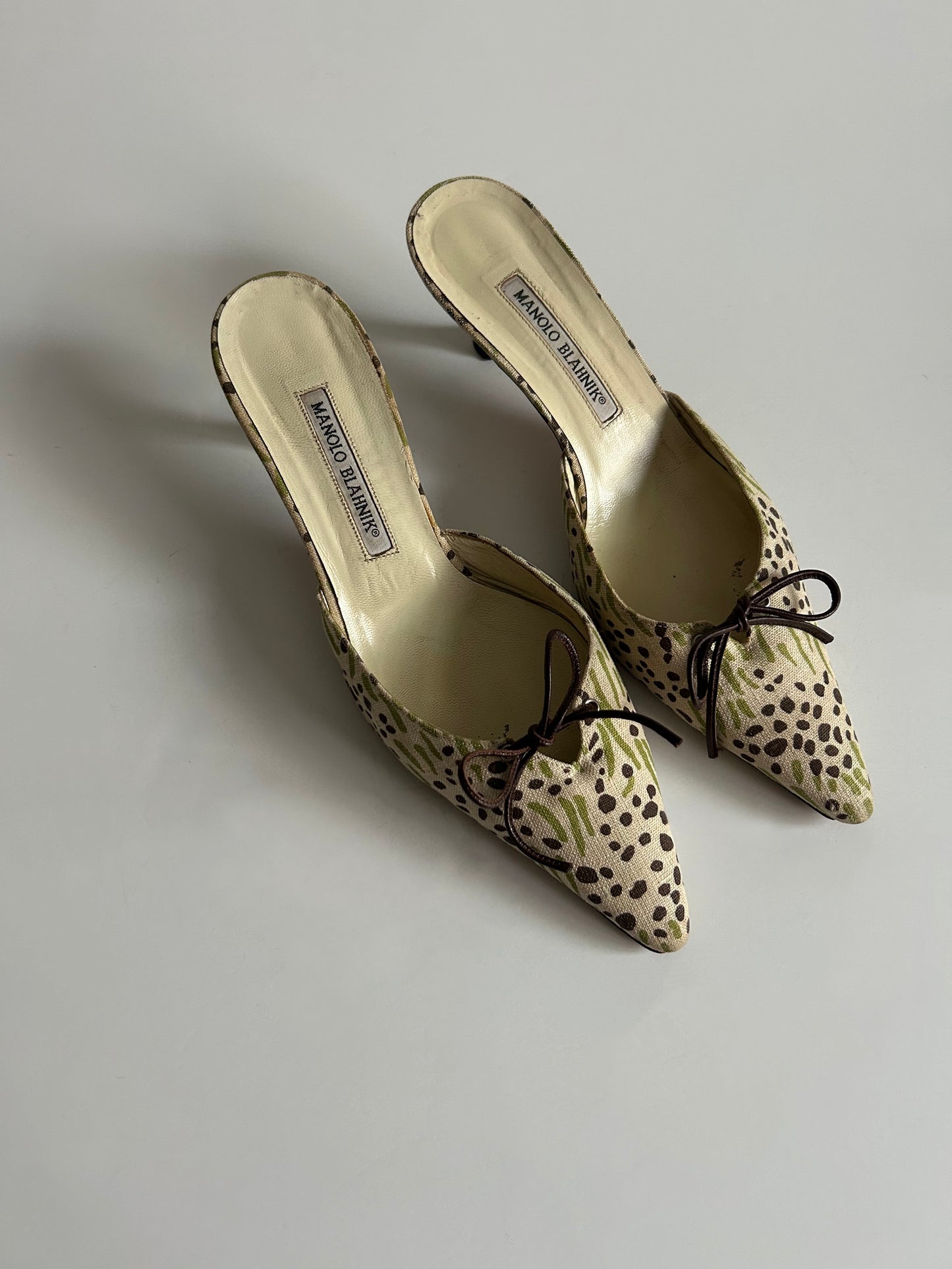 Designer Vintage Manolo Blahnik Printed Canvas Bow Mules Floral Pointed Toe Heels Made in Italy