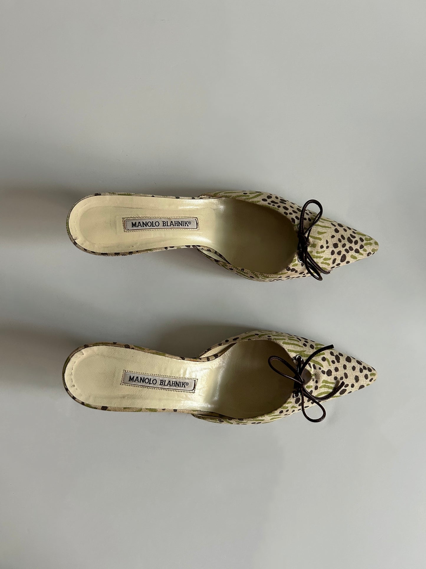Designer Vintage Manolo Blahnik Printed Canvas Bow Mules Floral Pointed Toe Heels Made in Italy