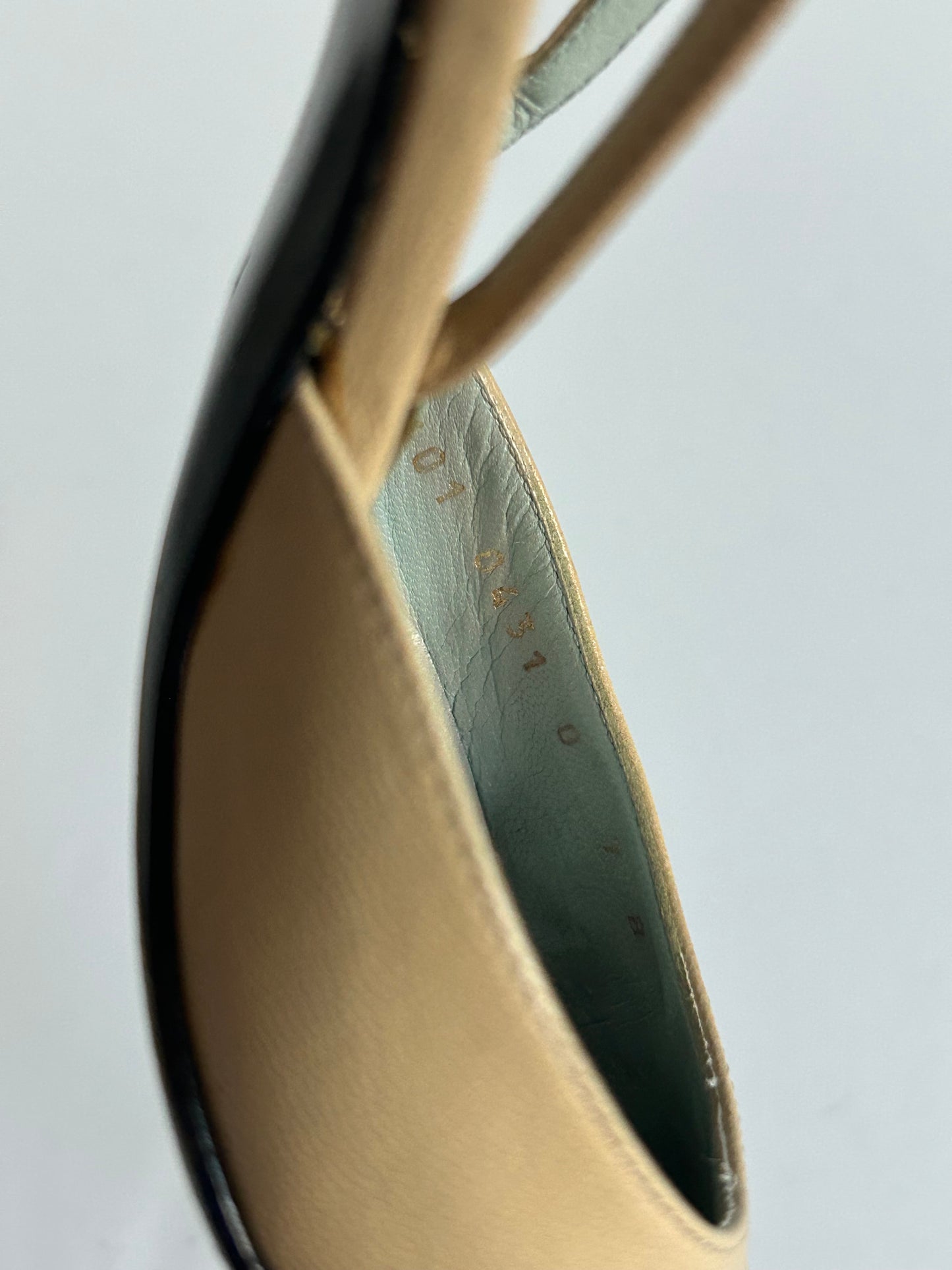 Vintage Gucci Beige Leather Slingback Pumps Pointed Toe Kitten Heels Made in Italy Size 37