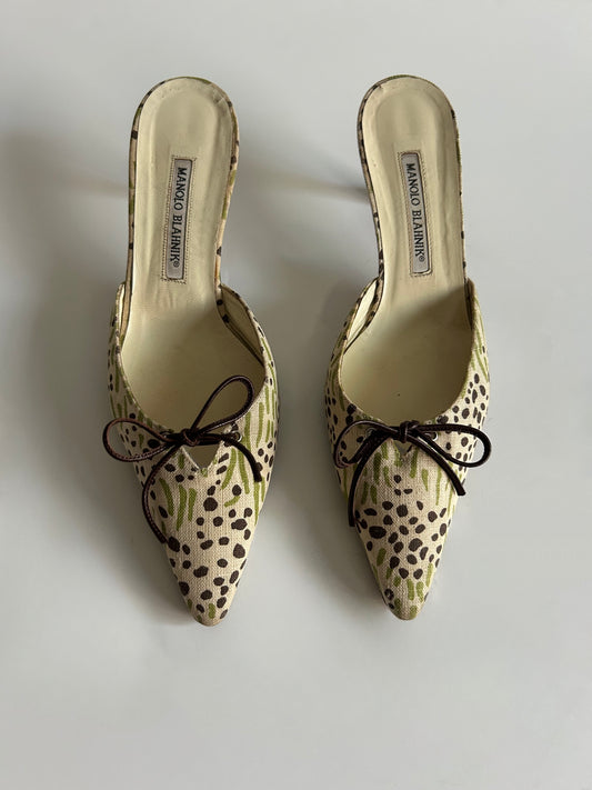 Designer Vintage Manolo Blahnik Printed Canvas Bow Mules Floral Pointed Toe Heels Made in Italy