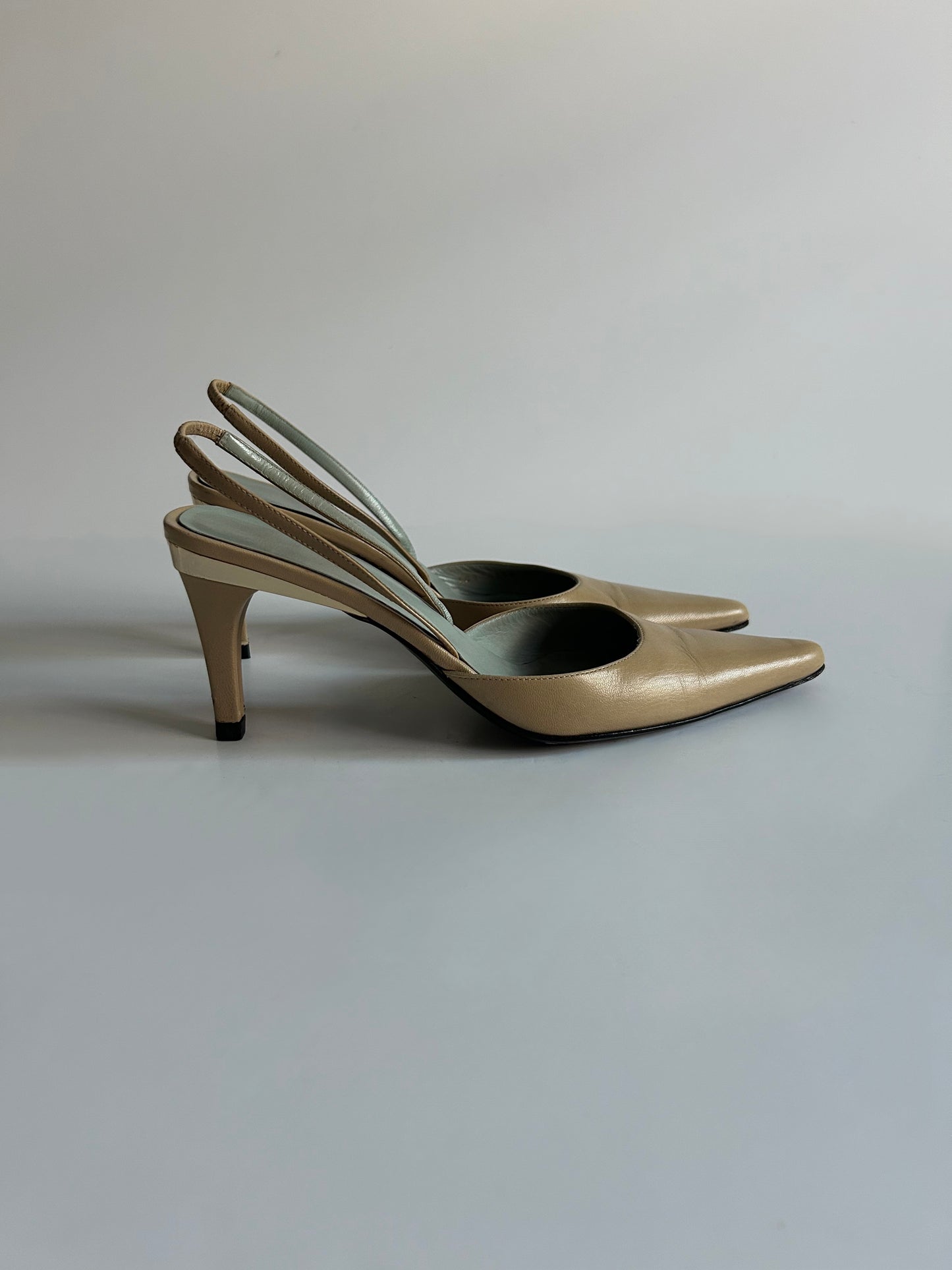 Vintage Gucci Beige Leather Slingback Pumps Pointed Toe Kitten Heels Made in Italy Size 37