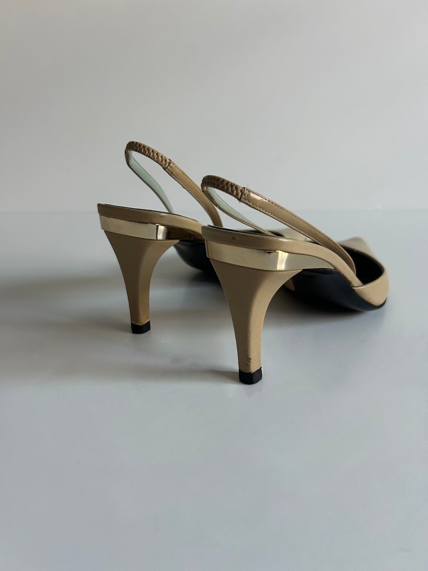 Vintage Gucci Beige Leather Slingback Pumps Pointed Toe Kitten Heels Made in Italy Size 37