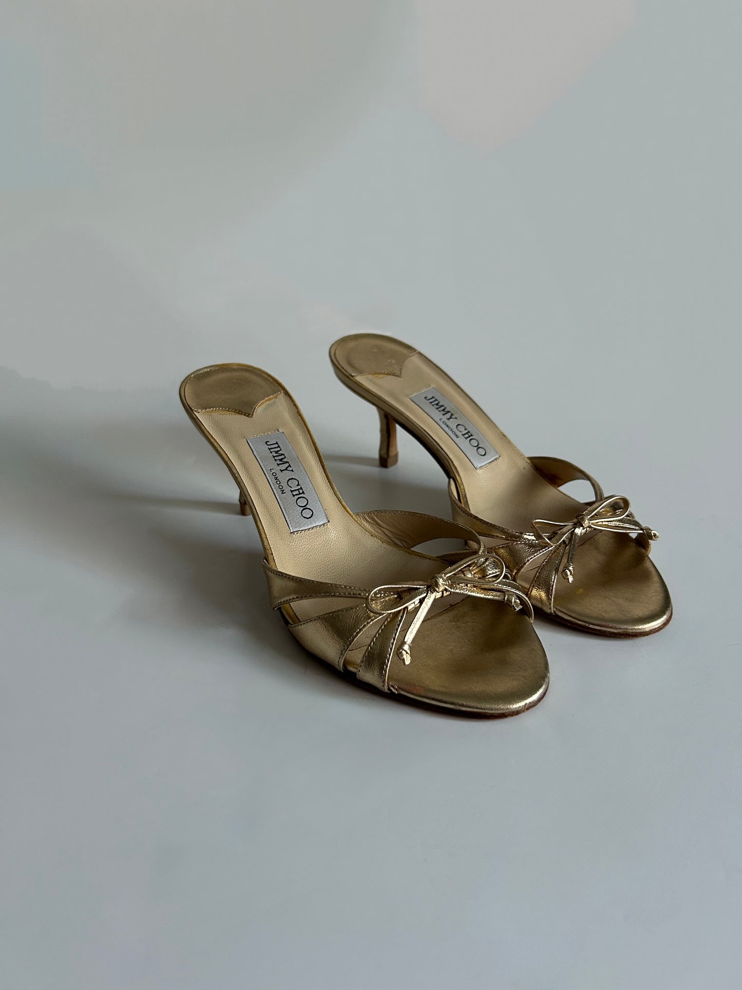 Designer Vintage Jimmy Choo London Gold Metallic Bow Sandals Size 35 Y2K Heels