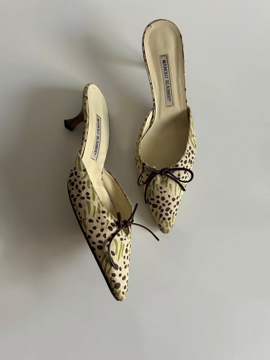 Designer Vintage Manolo Blahnik Printed Canvas Bow Mules Floral Pointed Toe Heels Made in Italy