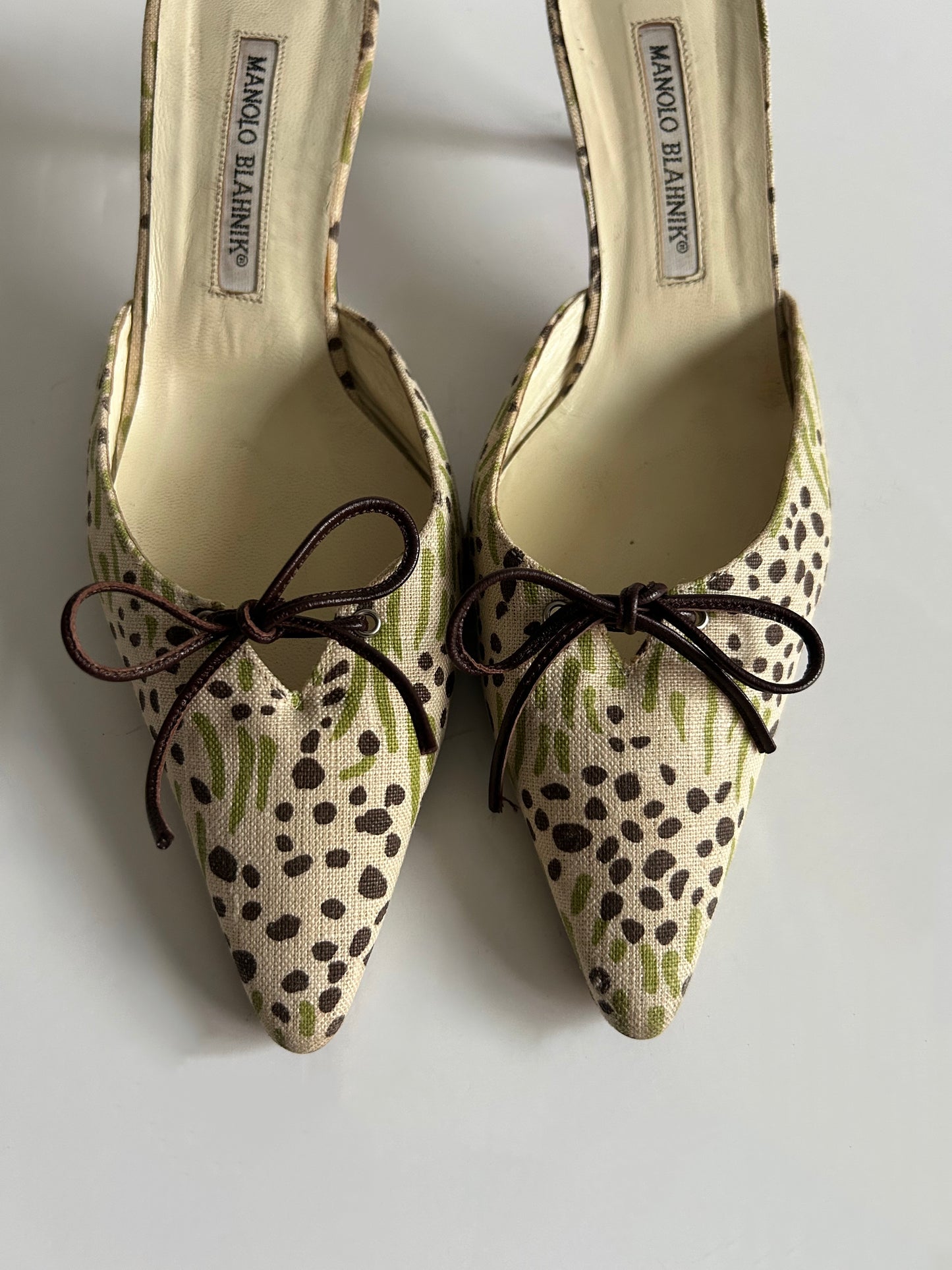 Designer Vintage Manolo Blahnik Printed Canvas Bow Mules Floral Pointed Toe Heels Made in Italy