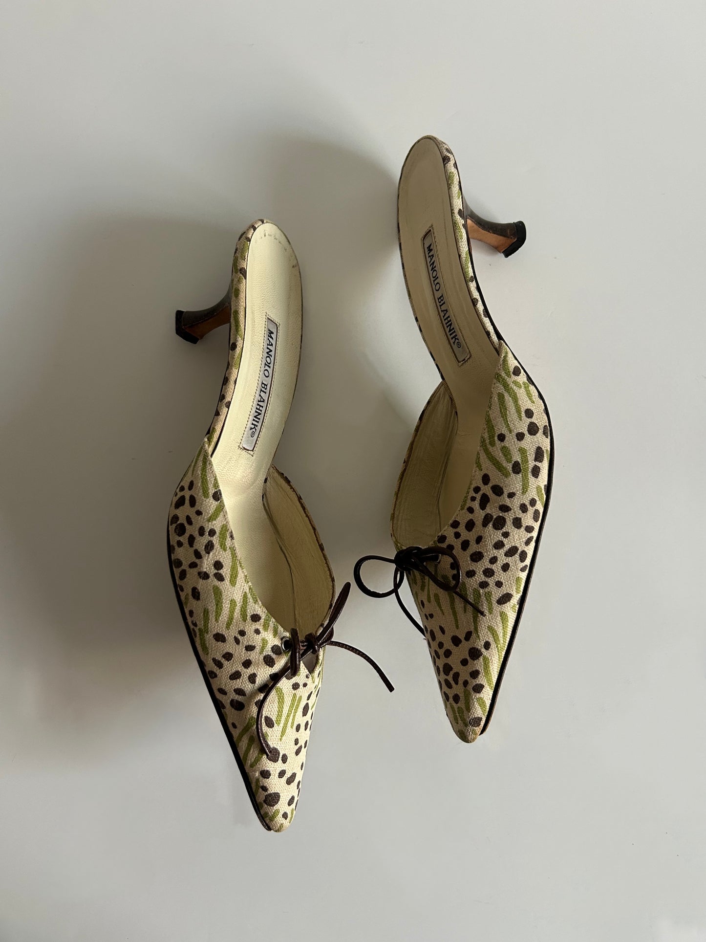 Designer Vintage Manolo Blahnik Printed Canvas Bow Mules Floral Pointed Toe Heels Made in Italy