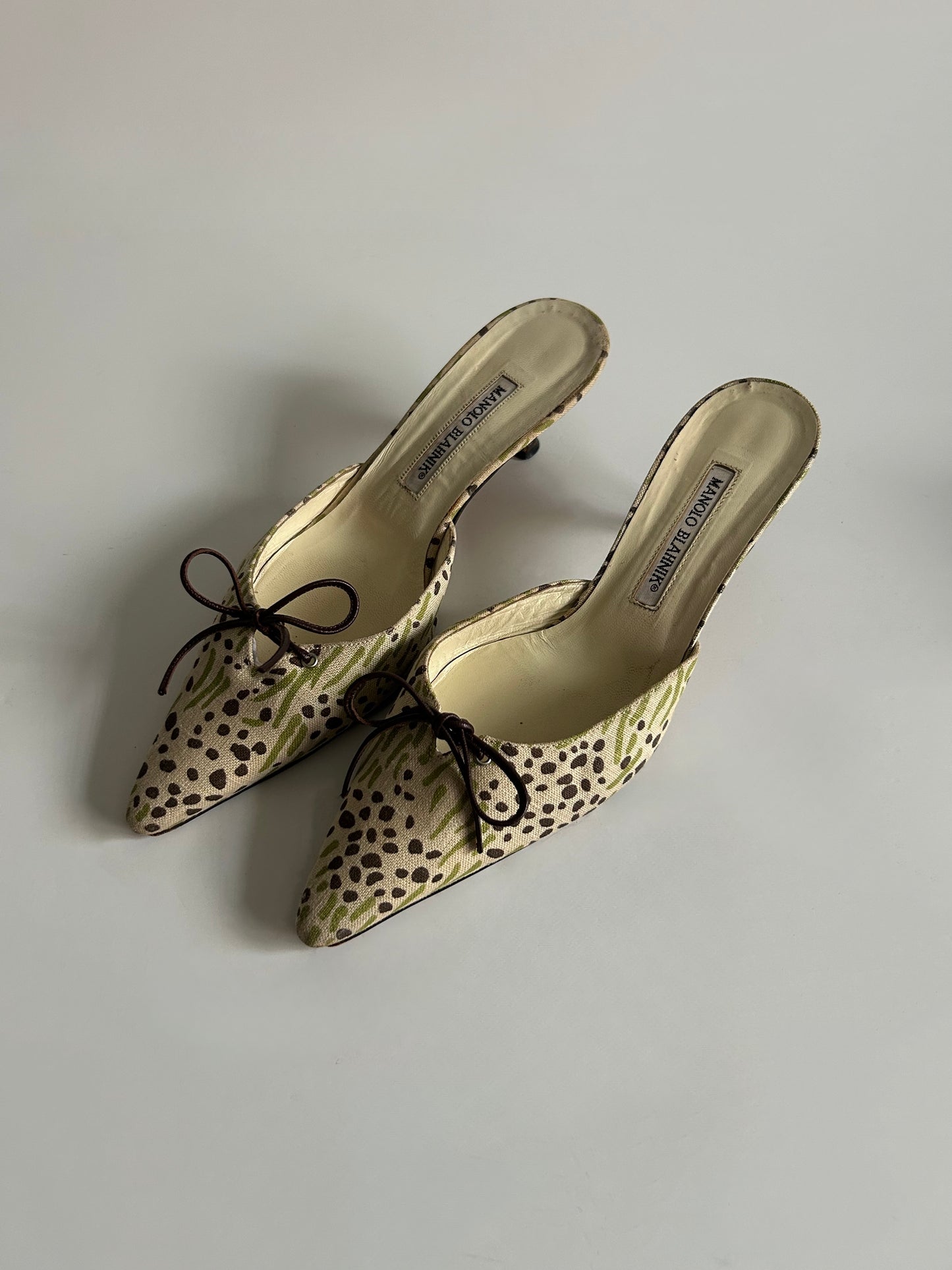 Designer Vintage Manolo Blahnik Printed Canvas Bow Mules Floral Pointed Toe Heels Made in Italy