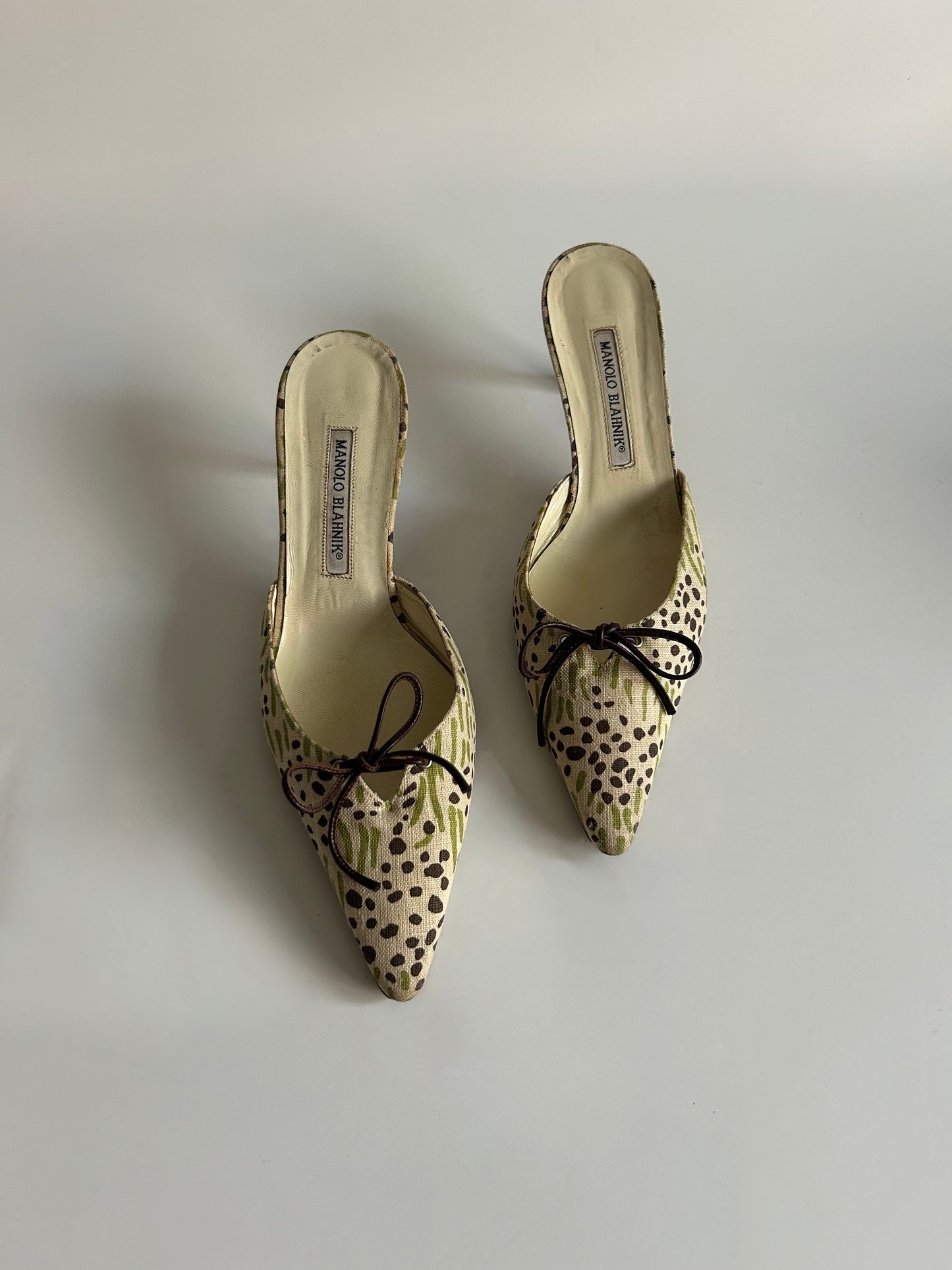 Designer Vintage Manolo Blahnik Printed Canvas Bow Mules Floral Pointed Toe Heels Made in Italy